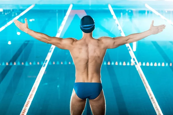 Nadador en la piscina - foto de stock