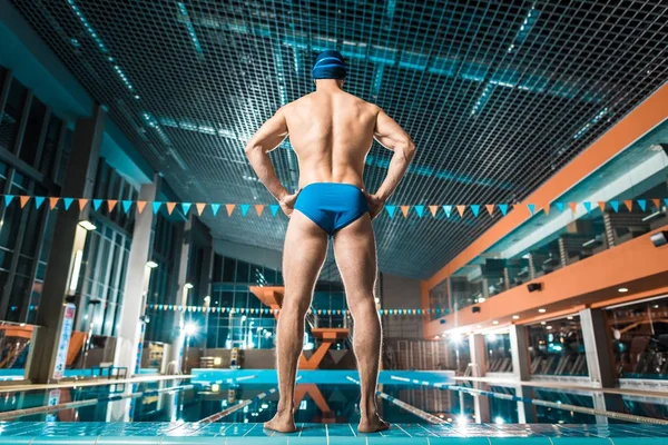 Deportista en la piscina - foto de stock