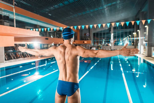 Nadador en la piscina - foto de stock