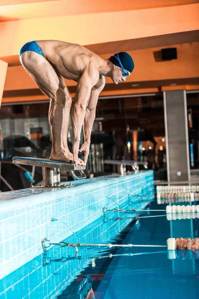 Пловец готов прыгнуть в бассейн — стоковое фото