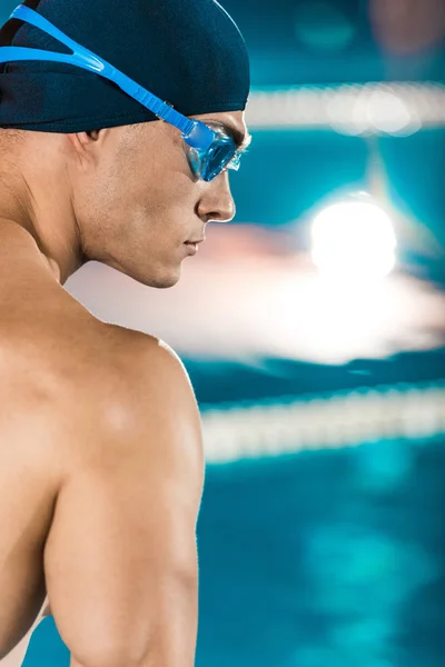 Apuesto nadador muscular - foto de stock