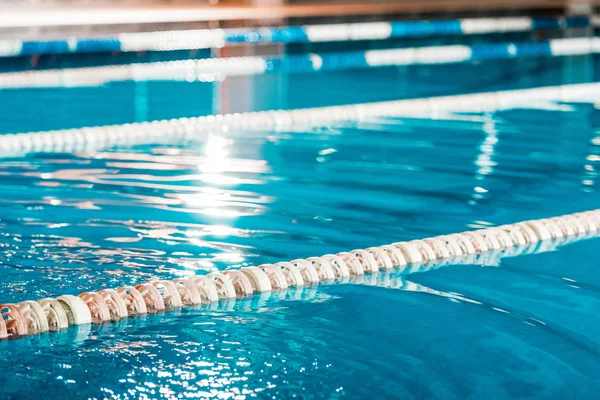 Carriles de una piscina de competición - foto de stock