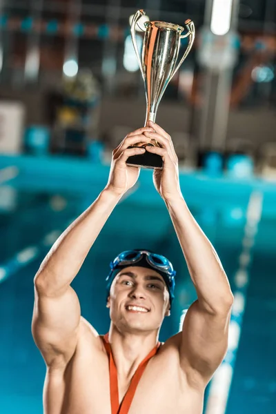 Nageur avec coupe trophée — Photo de stock
