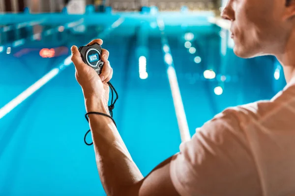 Entrenador de natación con cronómetro - foto de stock