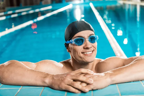 Handsome muscular swimmer — Stock Photo