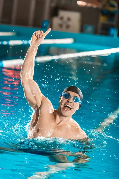 Guapo nadador ganador - foto de stock