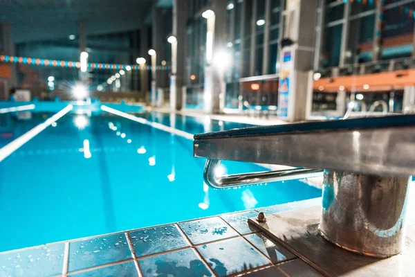 Trampolín en la piscina - foto de stock