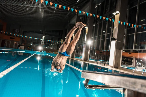 Mergulho nadador na piscina — Fotografia de Stock