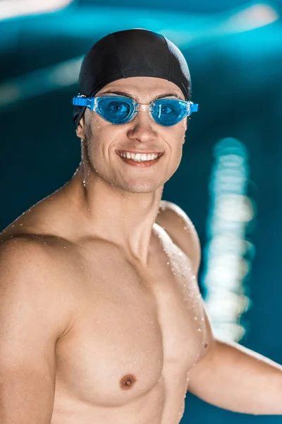 Deportista en gorra de natación y gafas - foto de stock