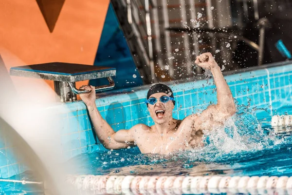 Ganador en piscina de competición - foto de stock