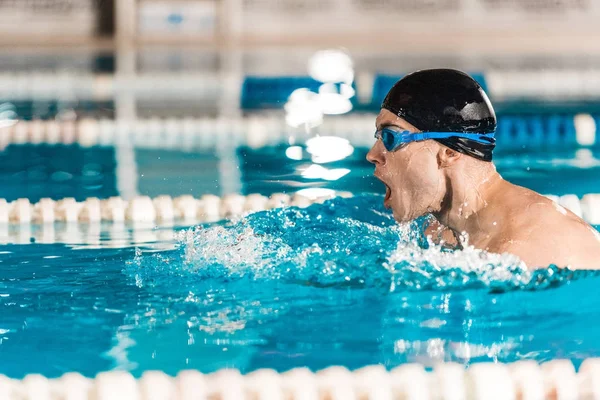 Nadador profesional con gafas - foto de stock