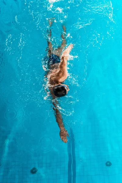 Професійний плавець у змагальному басейні — стокове фото