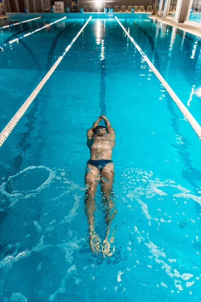 Joven nadador profesional masculino - foto de stock