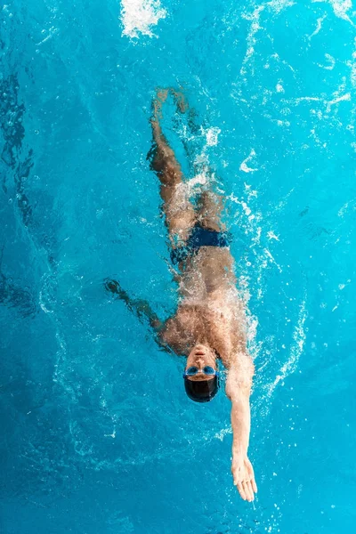 Man swimming on the back — Stock Photo