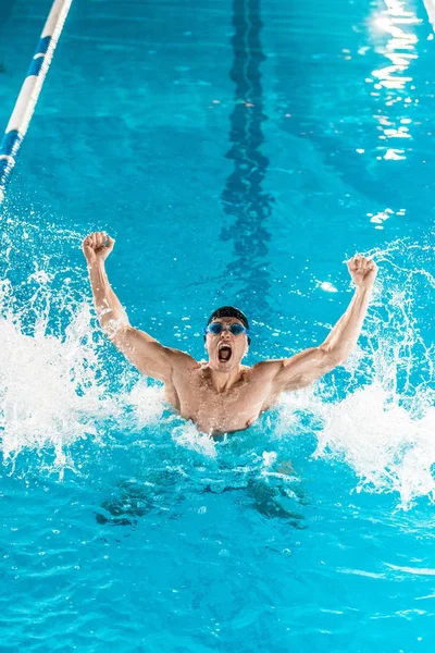 Aufgeregter Schwimmer im Becken — Stockfoto