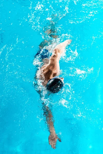 Schwimmer schwimmt im Pool — Stockfoto