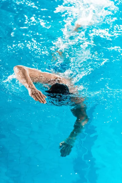 Nadador nadando en la piscina - foto de stock