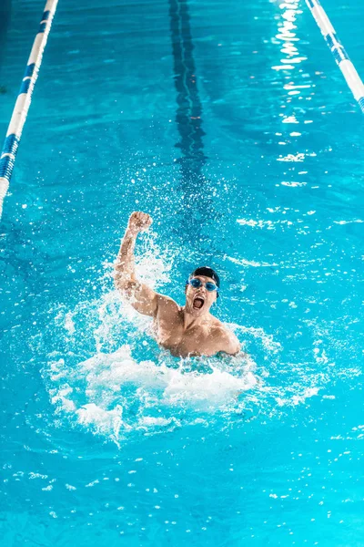 Aufgeregter Schwimmer macht Spritztour — Stockfoto