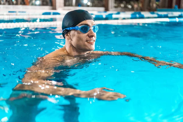 Desportista nadando na piscina — Fotografia de Stock