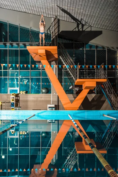 Nadador en plataforma de buceo listo para saltar - foto de stock