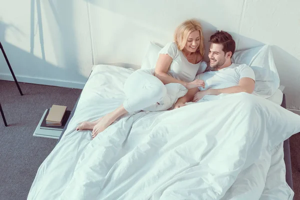Casal relaxante na cama de manhã — Fotografia de Stock