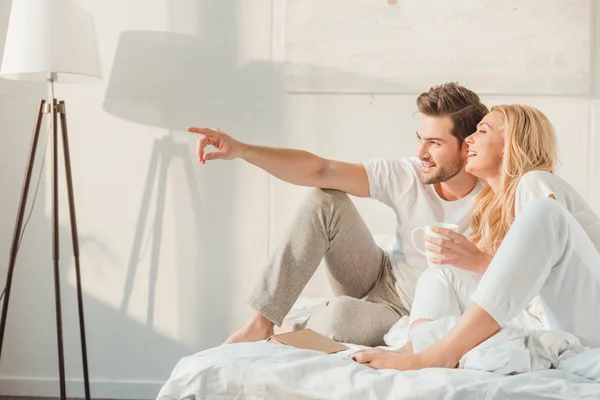 Casal relxing na cama — Fotografia de Stock