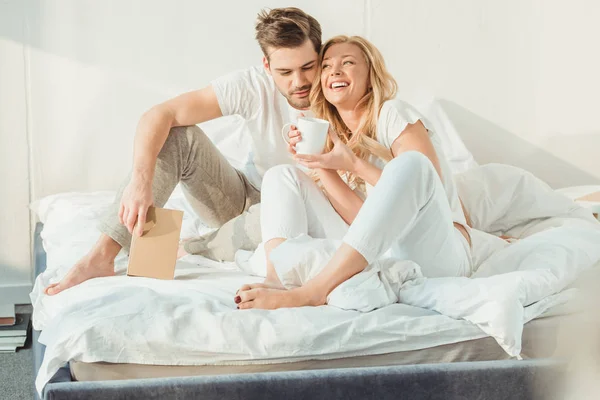 Paar trinkt Kaffee im Bett — Stockfoto