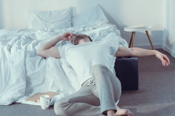Hombre relajante en el dormitorio en el día libre — Stock Photo