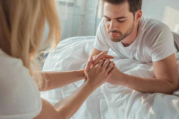 Mann berührt Hand seiner Freundin — Stockfoto