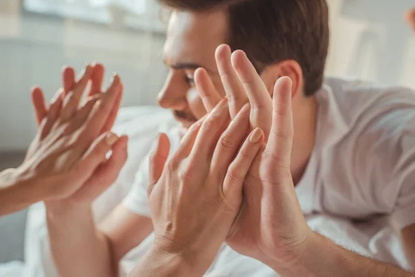 Hombre tocando manos de novia - foto de stock