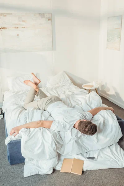 Чоловік розслабляється в ліжку — стокове фото