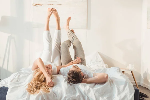Пара розслабляється в ліжку — стокове фото