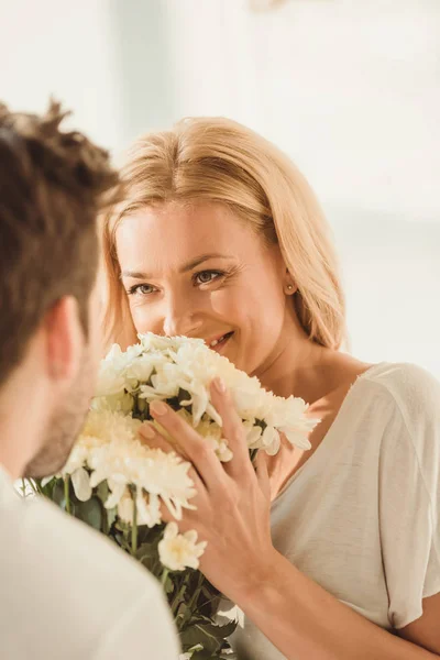 Blumen überreichen — Stockfoto