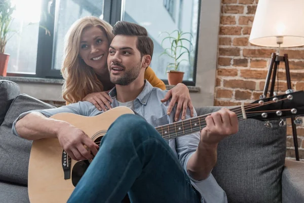 Mann spielt Gitarre für Freundin — Stockfoto