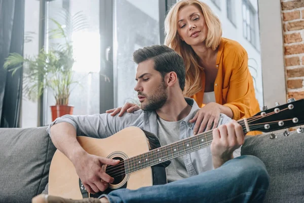 Mann spielt Gitarre für Freundin — Stockfoto