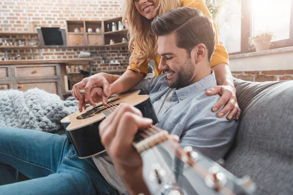 Пара, играющая вместе на гитаре — стоковое фото