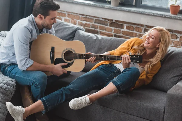Пара, сражающаяся за гитару — стоковое фото