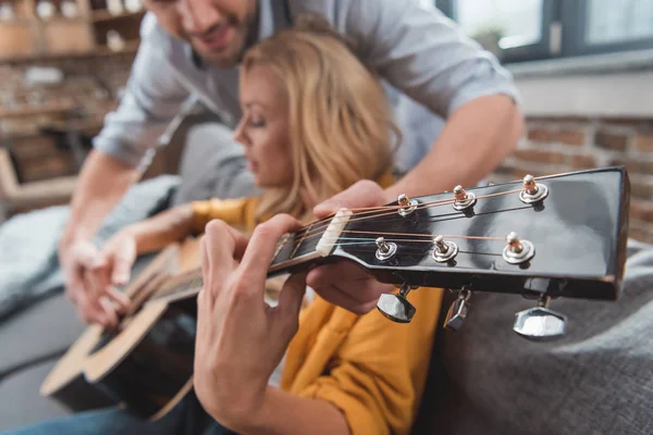 Hombre aprendiendo novia a tocar la guitarra — Stock Photo