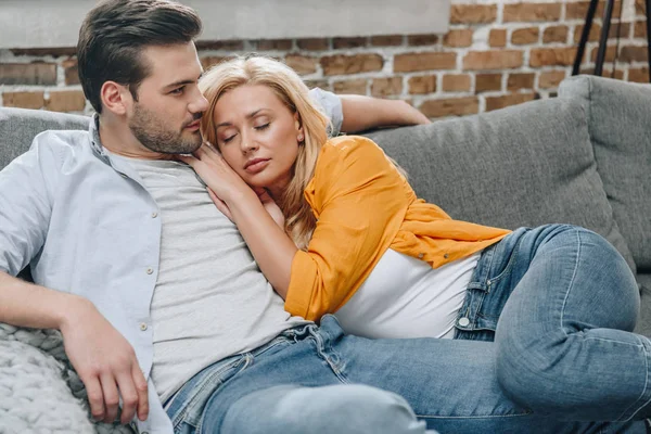 Casal relaxante no sofá — Fotografia de Stock