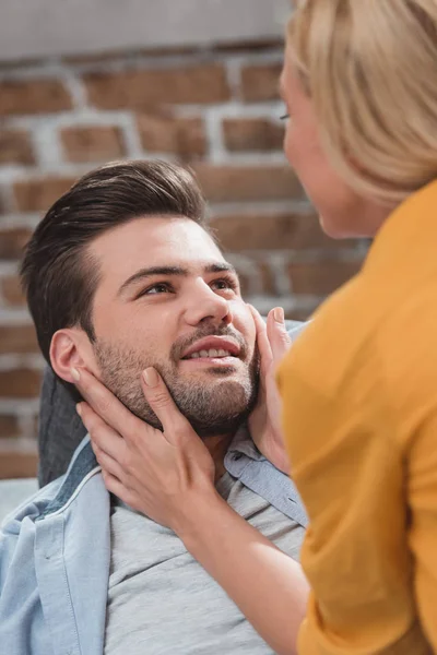 Junges sinnliches Paar — Stockfoto