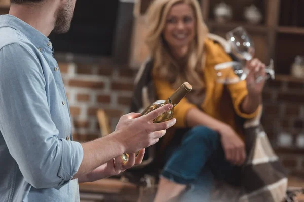 Coppia con bottiglia di vino e bicchieri — Foto stock