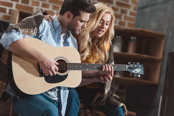 Casal tocando guitarra e cantando — Fotografia de Stock