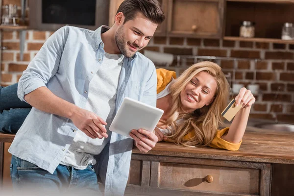 Couple making e-shopping with tablet — Stock Photo