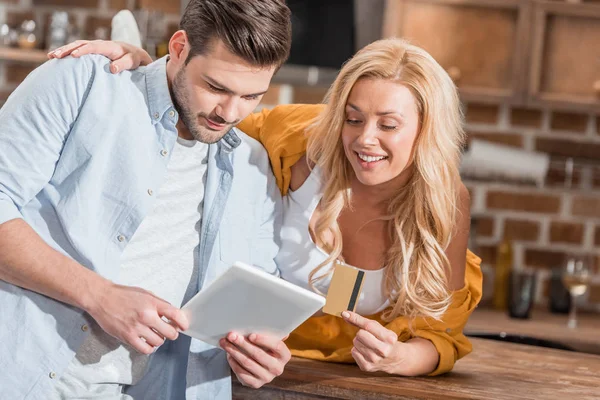 Pareja haciendo e-shopping con la tableta - foto de stock