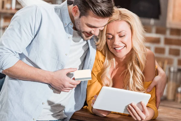 Couple faisant du e-shopping avec tablette — Photo de stock