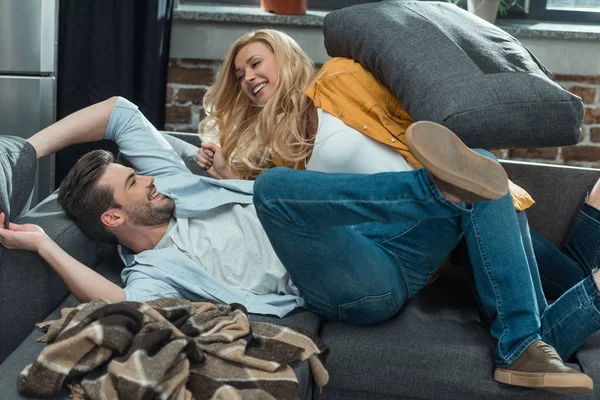 Paar hat Spaß auf Couch — Stockfoto