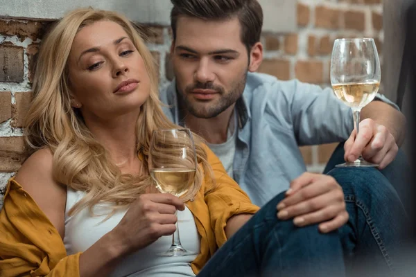 Pareja bebiendo vino - foto de stock