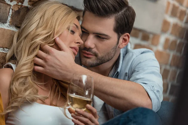 Pareja bebiendo vino - foto de stock