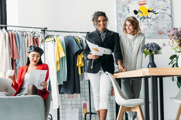 Diseñadores de moda que trabajan con bocetos - foto de stock