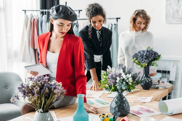 Diseñadores de moda que trabajan con bocetos - foto de stock